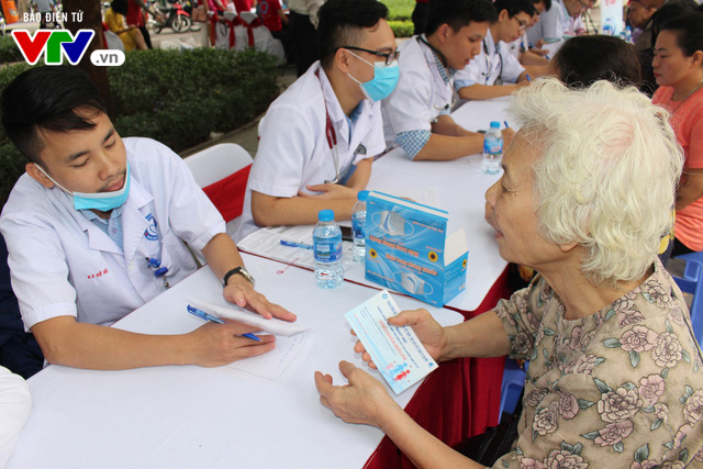 Bộ trưởng Bộ Y tế đạp xe kêu gọi người dân phòng chống đái tháo đường - Ảnh 3. Bộ trưởng Bộ Y tế đạp xe kêu gọi người dân phòng chống đái tháo đường - Ảnh 3.