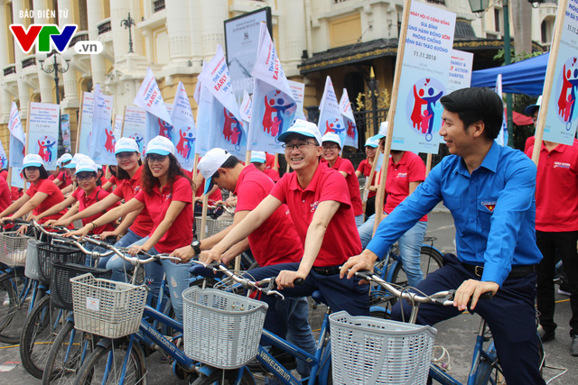 Bộ trưởng Bộ Y tế đạp xe kêu gọi người dân phòng chống đái tháo đường - Ảnh 2. Bộ trưởng Bộ Y tế đạp xe kêu gọi người dân phòng chống đái tháo đường - Ảnh 2.