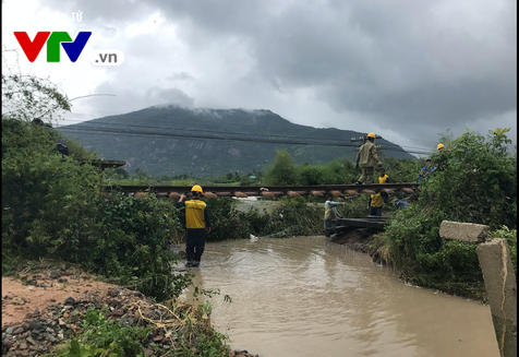 Ngập cục bộ ở Ninh Thuận, đường sắt qua Ninh Thuận bị ách tắc - Ảnh 1.