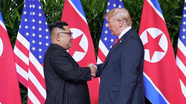 Hoa hậu Singapore mặc trang phục tôn vinh cái bắt tay của Trump - Kim tại cuộc thi Hoa hậu Hoàn vũ 2018. - Ảnh 2.