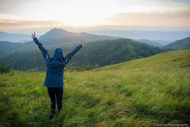 Những đồi cỏ xanh bạt ngàn trên cung đường trekking đẹp nhất Việt Nam - Ảnh 13.