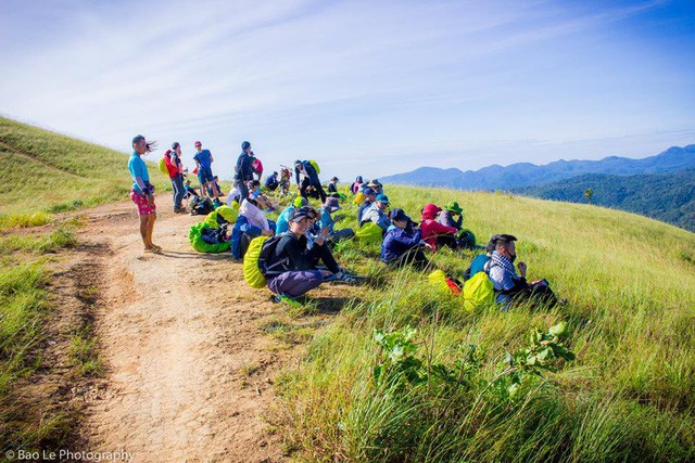 Những đồi cỏ xanh bạt ngàn trên cung đường trekking đẹp nhất Việt Nam - Ảnh 7.