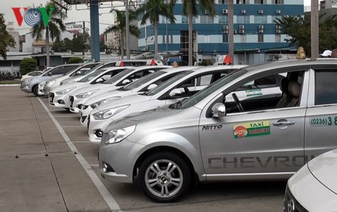 Phản đối Grab, hàng trăm tài xế taxi sân bay Đà Nẵng đình công - Ảnh 1.