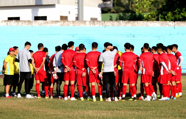 ĐT Việt Nam tập buổi đầu tiên tại Lào: Toàn đội lạc quan trước trận ra quân tại AFF Cup 2018 - Ảnh 1.