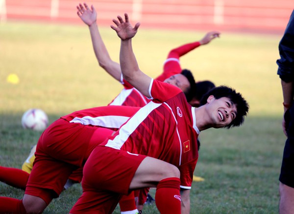 ĐT Việt Nam tập buổi đầu tiên tại Lào: Toàn đội lạc quan trước trận ra quân tại AFF Cup 2018 - Ảnh 2.