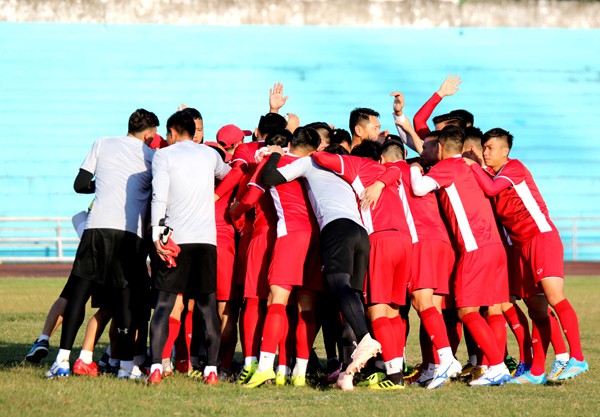 ĐT Việt Nam tập buổi đầu tiên tại Lào: Toàn đội lạc quan trước trận ra quân tại AFF Cup 2018 - Ảnh 4.