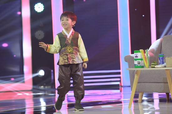 Lan Ngọc cười như được m&ugrave;a khi cậu b&eacute; người Việt gốc H&agrave;n tra khảo Trấn Th&agrave;nh - Ảnh 1.