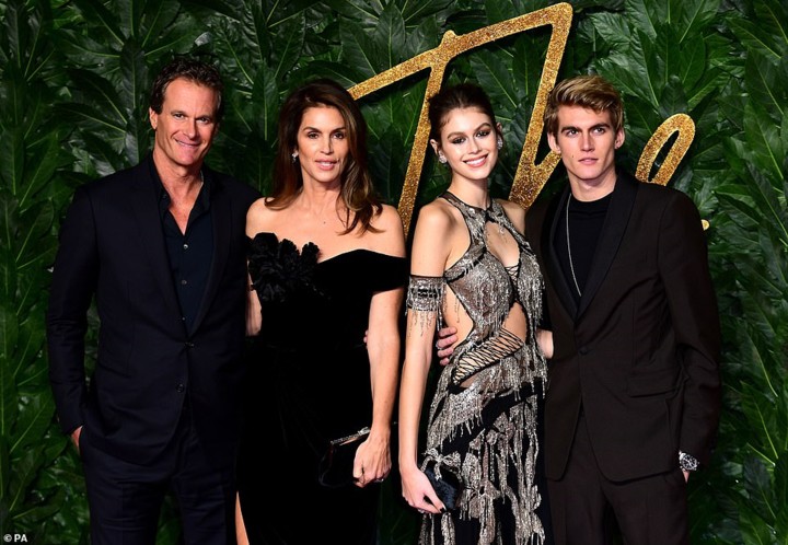 Con gái Cindy Crawford trở thành gương mặt người mẫu của năm ...