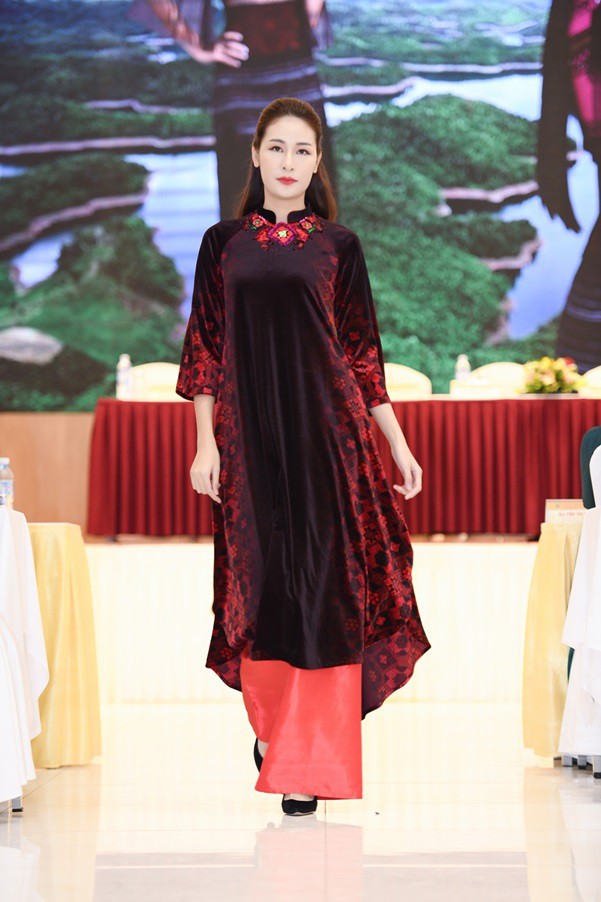 NTK Đỗ Trịnh Hoài Nam trình diễn BST tại Lễ hội văn hóa thổ cẩm Việt Nam - Ảnh 2. NTK Đỗ Trịnh Hoài Nam trình diễn BST tại Lễ hội văn hóa thổ cẩm Việt Nam - Ảnh 2.