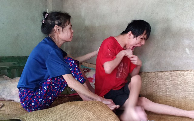 Cùng cực mẹ già mang bệnh sắp chết vẫn chăm con bại não từng ngày - Ảnh 1. Cùng cực mẹ già mang bệnh sắp chết vẫn chăm con bại não từng ngày - Ảnh 1.