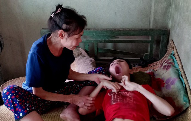 Cùng cực mẹ già mang bệnh sắp chết vẫn chăm con bại não từng ngày - Ảnh 2. Cùng cực mẹ già mang bệnh sắp chết vẫn chăm con bại não từng ngày - Ảnh 2.