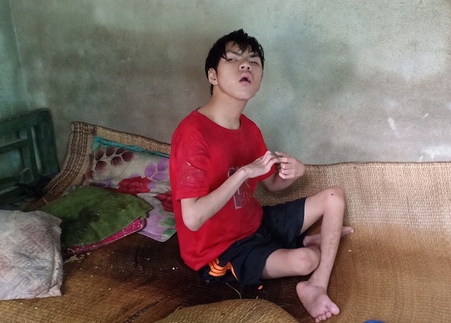 Cùng cực mẹ già mang bệnh sắp chết vẫn chăm con bại não từng ngày - Ảnh 3. Cùng cực mẹ già mang bệnh sắp chết vẫn chăm con bại não từng ngày - Ảnh 3.