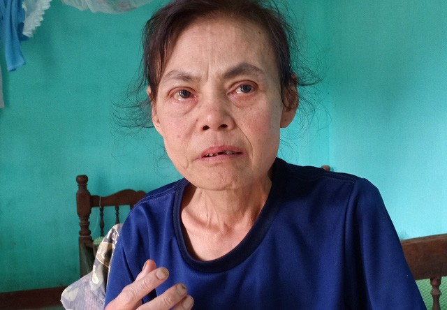 Cùng cực mẹ già mang bệnh sắp chết vẫn chăm con bại não từng ngày - Ảnh 4. Cùng cực mẹ già mang bệnh sắp chết vẫn chăm con bại não từng ngày - Ảnh 4.