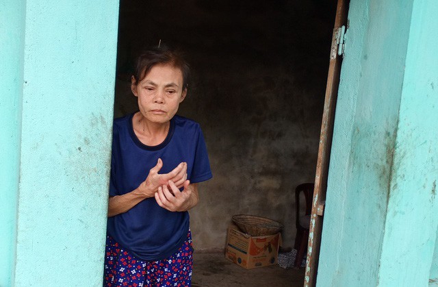 Cùng cực mẹ già mang bệnh sắp chết vẫn chăm con bại não từng ngày - Ảnh 6. Cùng cực mẹ già mang bệnh sắp chết vẫn chăm con bại não từng ngày - Ảnh 6.