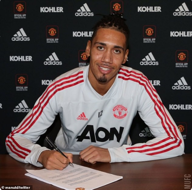 Chris Smalling đạt thỏa thuận gia hạn hợp đồng với Manchester United - Ảnh 1. Chris Smalling đạt thỏa thuận gia hạn hợp đồng với Manchester United - Ảnh 1.