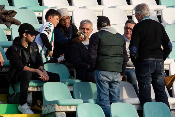 Thất nghiệp, Mourinho về quê xem bóng đá - Ảnh 1. Thất nghiệp, Mourinho về quê xem bóng đá - Ảnh 1.