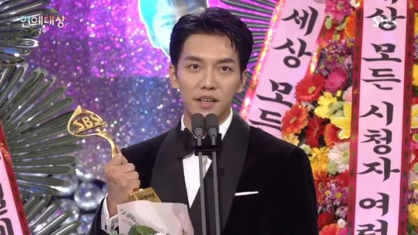 Lee Seung Gi bất ngờ nhận giải Daesang của SBS - Ảnh 1.