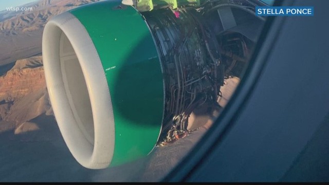 Hành khách hoảng loạn khi động cơ máy bay đột nhiên rách toạc ở trên không - Ảnh 1.