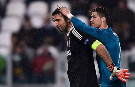  C.Ronaldo gây bất ngờ khi tươi cười chụp ảnh cùng con trai Buffon - Ảnh 3.