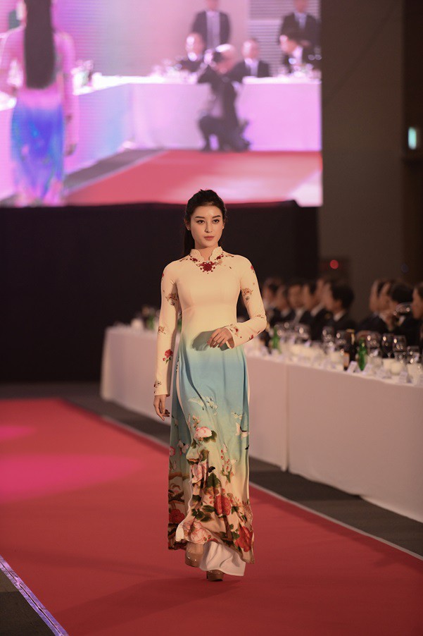 Huyền My, Phương Oanh trình diễn áo dài tại Hàn Quốc - Ảnh 1.