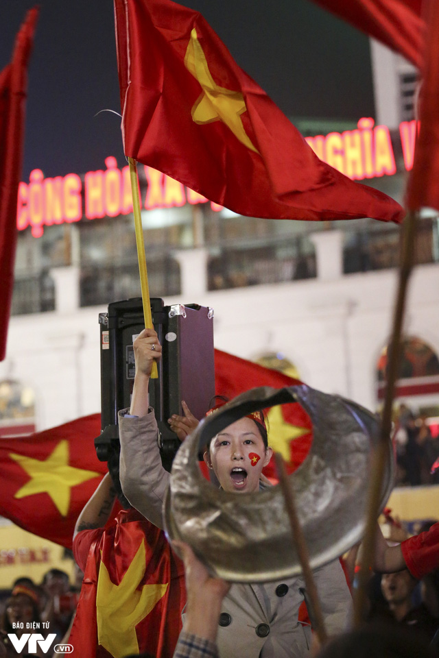 Từ xoong, chảo tới cờ hoa: Muôn màu cổ vũ trong đêm lịch sử của bóng đá Việt Nam - Ảnh 3.