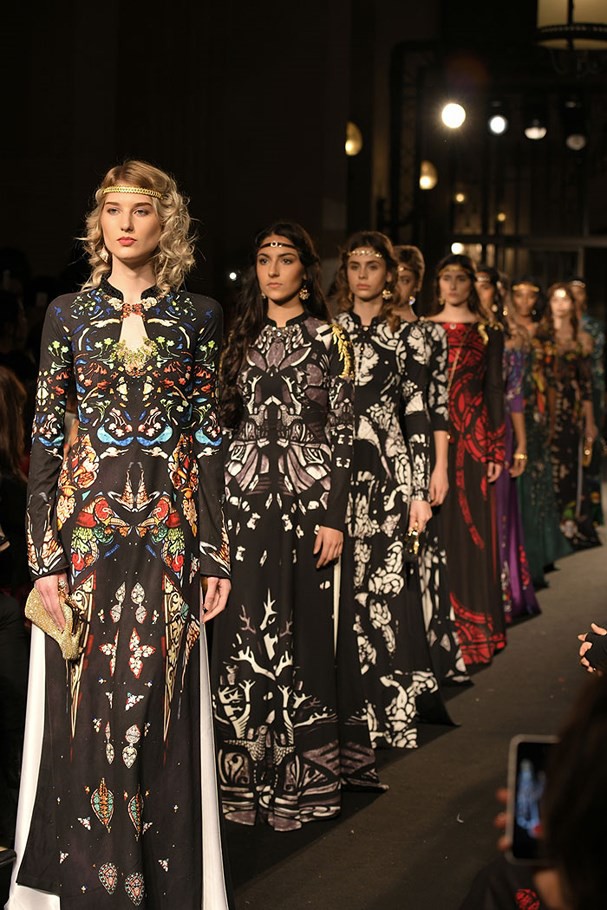 Sau Paris Haute Couture, NTK Hoài Nam tiếp tục mang áo dài Việt sang Singapore - Ảnh 2. Sau Paris Haute Couture, NTK Hoài Nam tiếp tục mang áo dài Việt sang Singapore - Ảnh 2.
