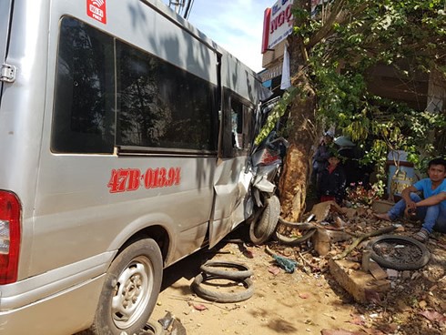 Xe khách bị vỡ đầu, văng bánh khi cố tránh nữ sinh qua đường - Ảnh 2. Xe khách bị vỡ đầu, văng bánh khi cố tránh nữ sinh qua đường - Ảnh 2.