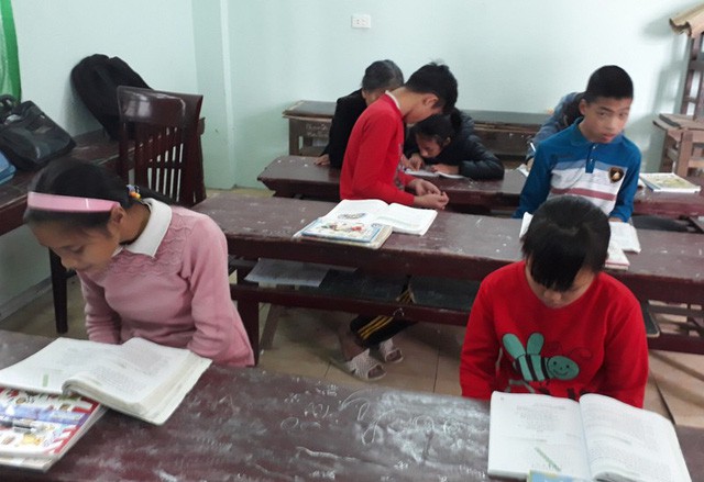 Bà giáo U80 của học sinh nghèo vùng biển - Ảnh 1.