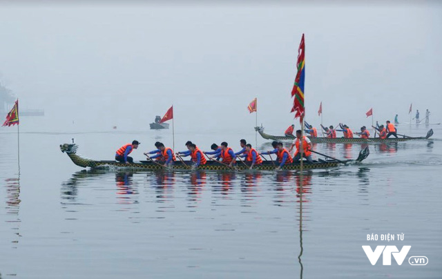 Sôi động lễ hội đua thuyền rồng tại hồ Tây bất chấp thời tiết sương mù - Ảnh 10.