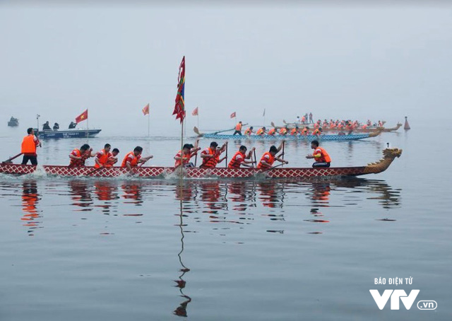 Sôi động lễ hội đua thuyền rồng tại hồ Tây bất chấp thời tiết sương mù - Ảnh 11.