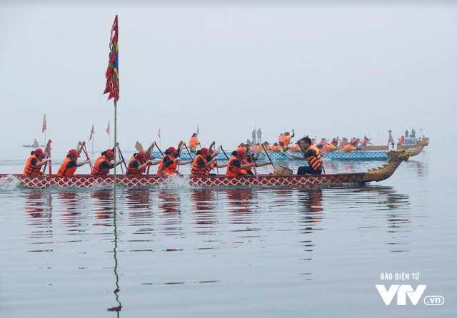 Sôi động lễ hội đua thuyền rồng tại hồ Tây bất chấp thời tiết sương mù - Ảnh 5.