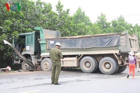 Xe ben cán nát xe máy, một người chết thảm - Ảnh 1.