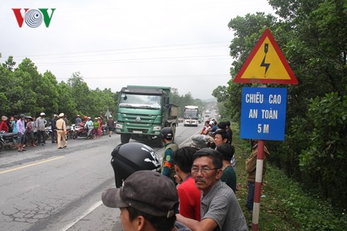 Xe ben cán nát xe máy, một người chết thảm - Ảnh 4.