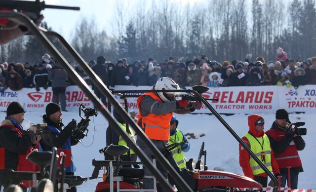 Độc đáo môn Lái máy cày - bắn súng tại Belarus - Ảnh 2.