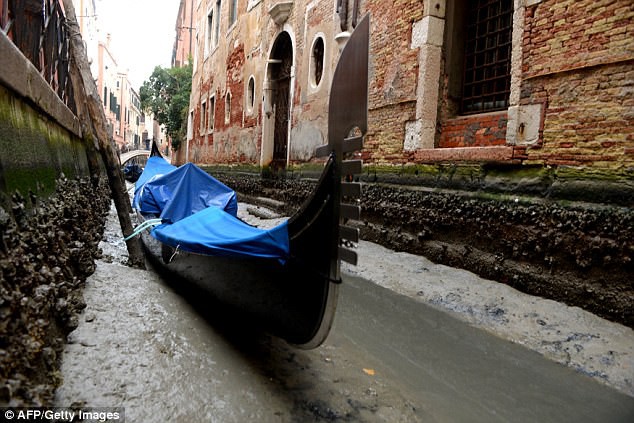 Venice cạn nước vì siêu trăng - Ảnh 1.