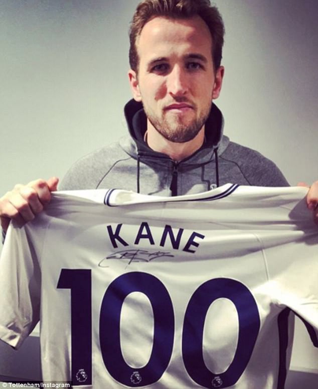 Đồng đội chúc mừng thành tích của Harry Kane - Ảnh 3.