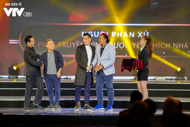 WeChoice Awards 2017: Bố con ông trùm Phan Quân nhận giải Phim truyền hình được yêu thích nhất cho Người phán xử - Ảnh 10.