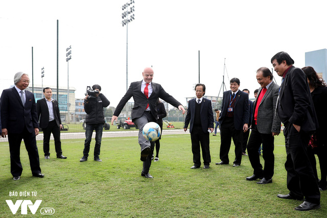 Chủ tịch FIFA Gianni Infantino trổ tài tâng bóng trên sân cỏ Việt - Ảnh 6.