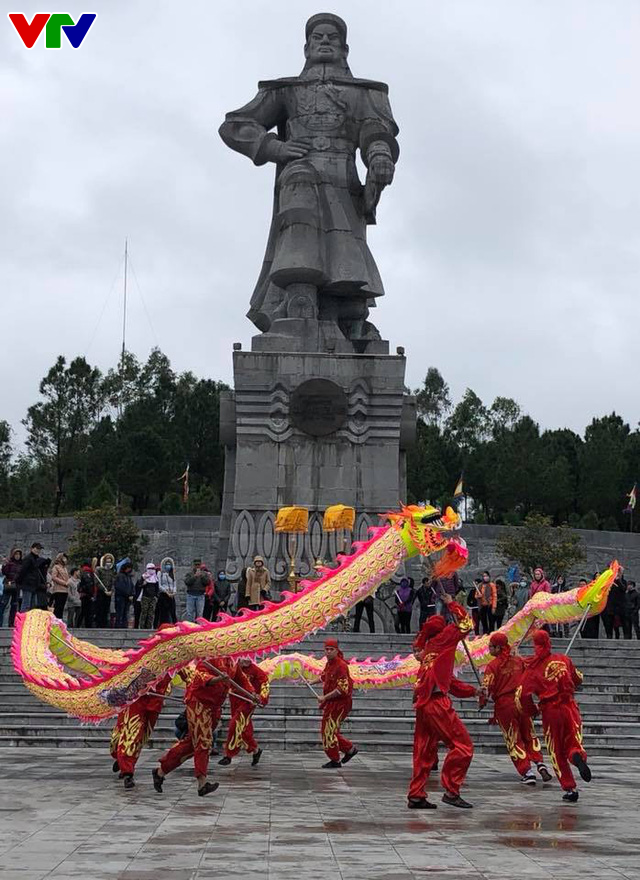 Kỷ niệm 229 năm Nguyễn Huệ lên ngôi Hoàng đế tại núi Bân, Thừa Thiên Huế - Ảnh 1.