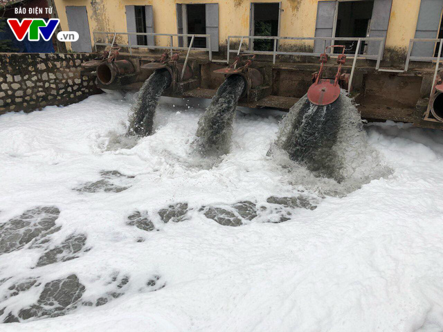 Dòng sông tuyết ở Hà Nam khiến nhiều hộ dân phải sơ tán - Ảnh 1.