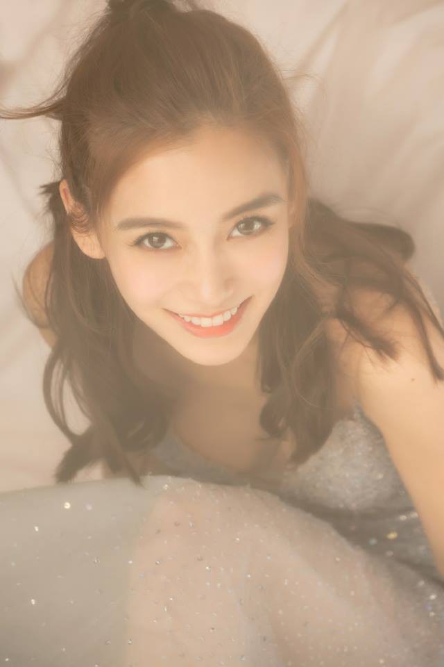 Angelababy lấn át dàn mỹ nhân trên thảm đỏ Đêm hội Weibo 2018 - Ảnh 1.