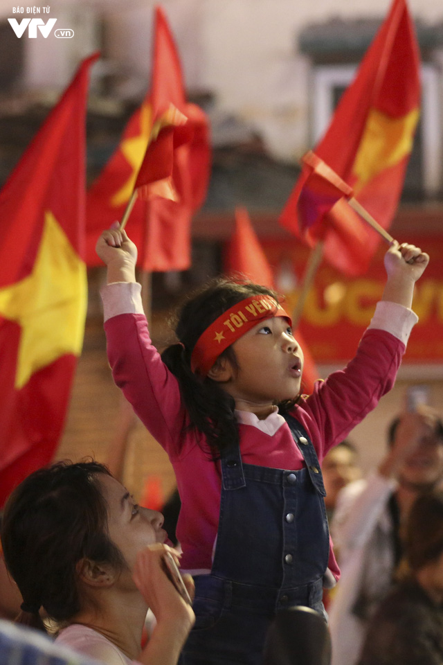 Từ xoong, chảo tới cờ hoa: Muôn màu cổ vũ trong đêm lịch sử của bóng đá Việt Nam - Ảnh 2.