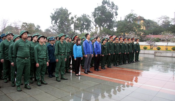 Hàng ngàn thanh niên Hà Nội viết đơn tình nguyện nhập ngũ - Ảnh 1.