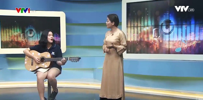 Con g&aacute;i 17 tuổi xinh đẹp của BTV B&ocirc;ng Mai đ&agrave;n h&aacute;t c&ugrave;ng mẹ tr&ecirc;n s&oacute;ng truyền h&igrave;nh - Ảnh 1.