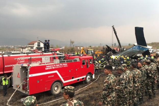 Hiện trường vụ máy bay rơi làm ít nhất 50 người đã thiệt mạng ở Nepal - Ảnh 7.