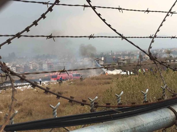 Hiện trường vụ máy bay rơi làm ít nhất 50 người đã thiệt mạng ở Nepal - Ảnh 10.