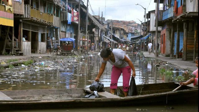 Đến thăm “thành phố nổi kiểu Venice” phiên bảnnghèo khổ và bẩn thỉu - Ảnh 1.