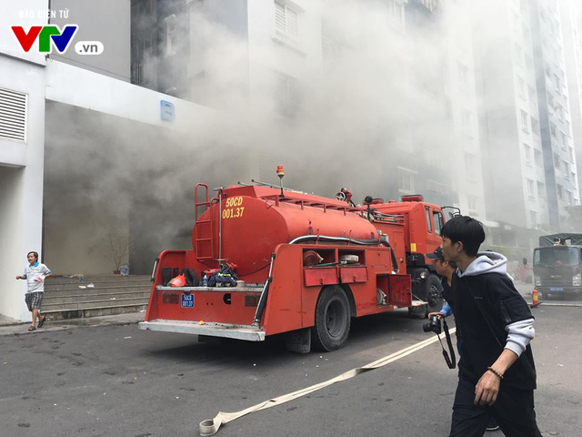 Cháy chung cư tại TP.HCM: Sau tòa nhà A, tầng hầm bên tòa nhà B bùng cháy - Ảnh 4.