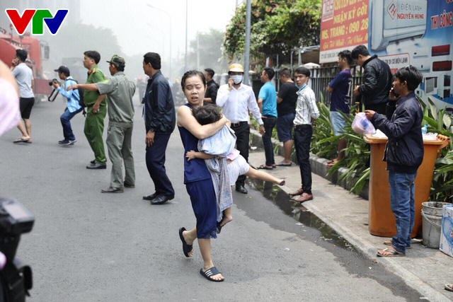 Cháy chung cư tại TP.HCM: Sau tòa nhà A, tầng hầm bên tòa nhà B bùng cháy - Ảnh 3.