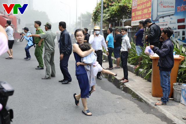 Cháy chung cư tại TP.HCM: Sau tòa nhà A, tầng hầm bên tòa nhà B bùng cháy - Ảnh 2. Cháy chung cư tại TP.HCM: Sau tòa nhà A, tầng hầm bên tòa nhà B bùng cháy - Ảnh 2.